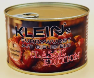 Dose der Klein’s Currywurst Classic Edition – traditionelle, handgemachte Currywurst aus Bielefeld mit würziger Sauce und zwei gegrillten Bratwürstchen nach Originalrezept von 1984.