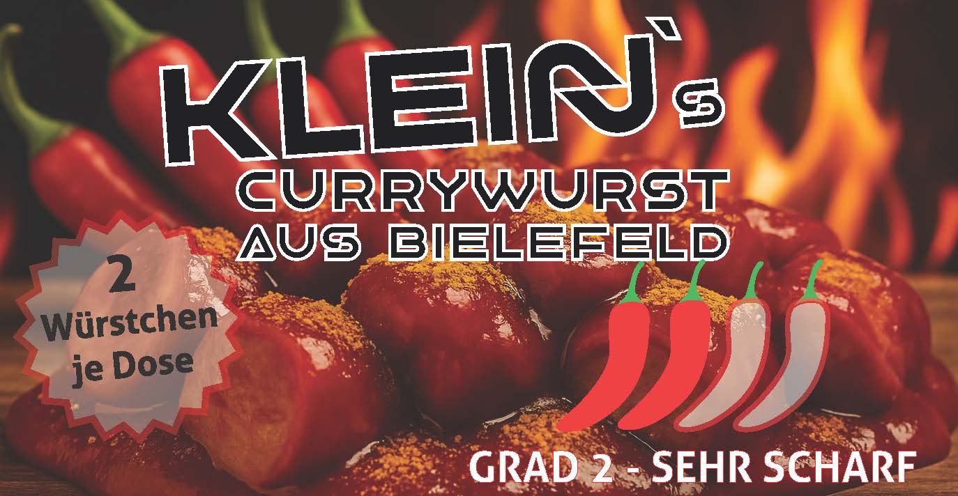 Etikett der Klein’s Currywurst aus Bielefeld Grad 2 – Sehr Scharf. Im Hintergrund sind Currywurststücke in roter Sauce vor Flammen und Chilischoten zu sehen. Zwei rote und zwei hellrote Chilischoten symbolisieren den Schärfegrad. Text: „2 Würstchen je Dose“.