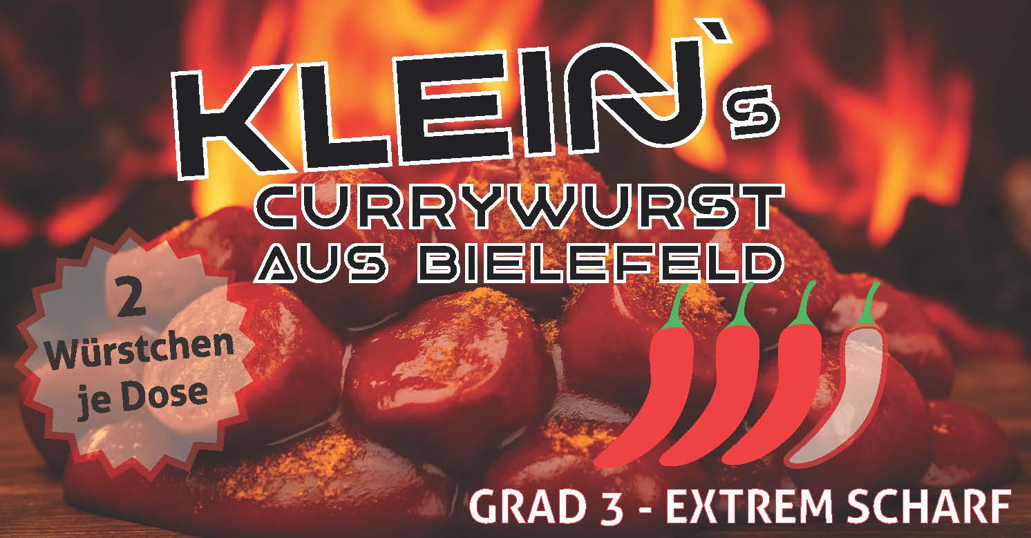 Etikett der Klein’s Currywurst aus Bielefeld Grad 3 – Extrem Scharf. Im Hintergrund ist eine Currywurst in feurig roter Sauce vor lodernden Flammen zu sehen. Drei rote und eine halbtransparente Chilischote symbolisieren den dritthöchsten Schärfegrad. Text: „2 Würstchen je Dose“.