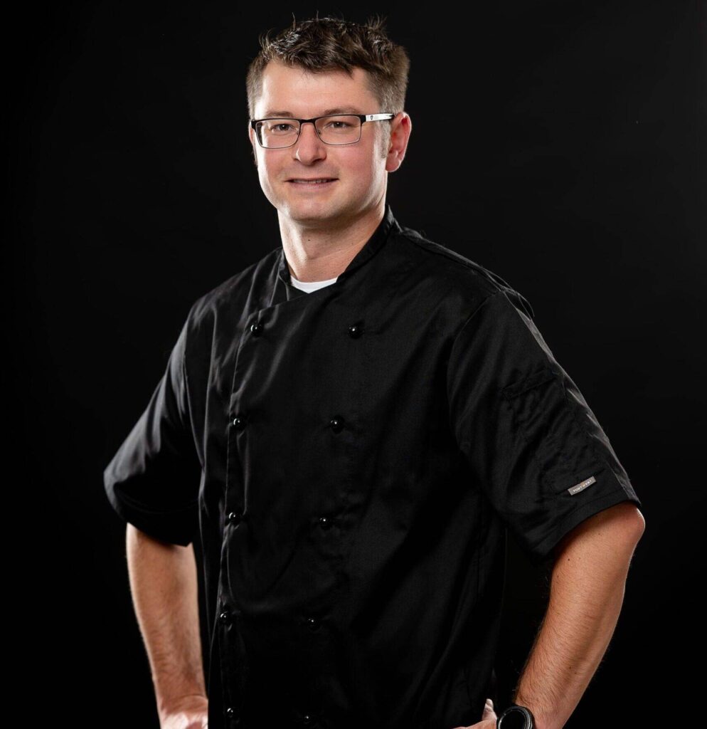 Dennis Klein, Gründer von Klein’s Currywurst aus Bielefeld, steht für echte Manufakturqualität, Leidenschaft und handgemachte Currywurst aus Ostwestfalen.