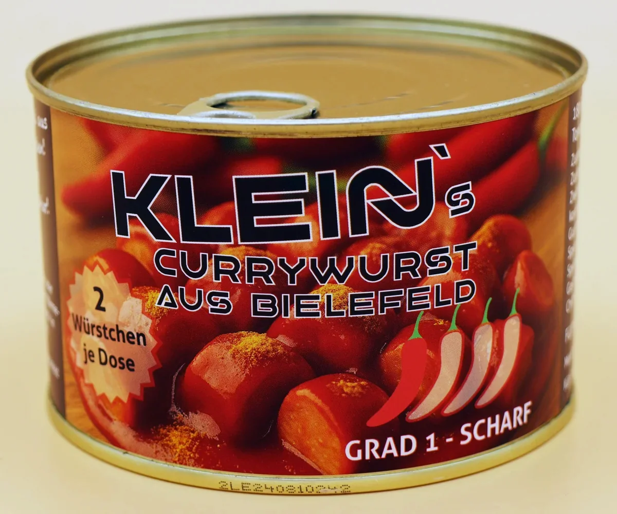 Dose der Klein’s Currywurst Grad 1 – Scharf, mit würziger Currysauce und zwei handgemachten Bratwürstchen aus regionalem Fleisch, hergestellt in der Bielefelder Manufaktur.