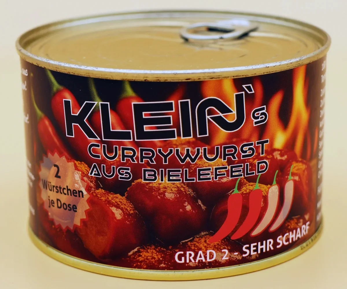 Dose der Klein’s Currywurst Grad 2 – Sehr Scharf, mit würziger Sauce und zwei frisch gegrillten Metzgerbratwürstchen, handgemacht in der Bielefelder Manufaktur.