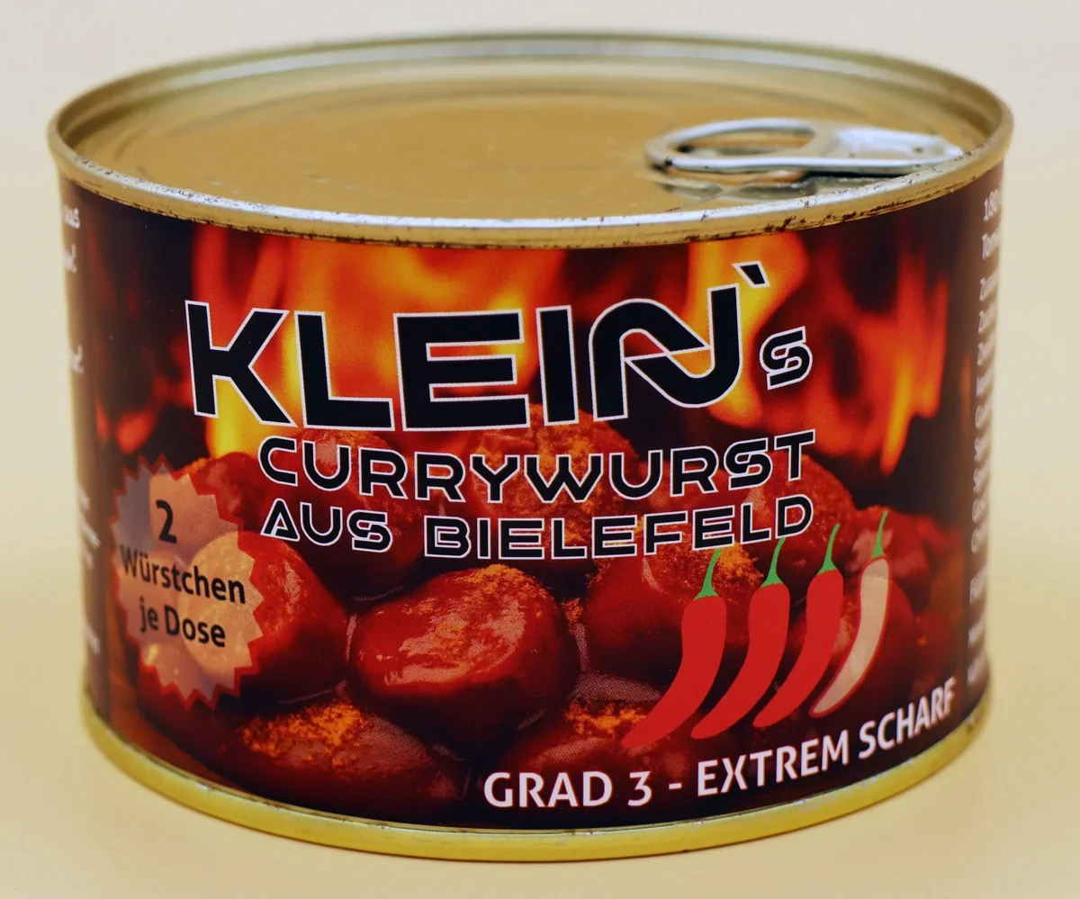 Dose der Klein’s Currywurst Grad 3 – Extrem Scharf, mit feuriger Sauce und zwei handgemachten Würstchen aus Bielefeld, hergestellt in echter Manufakturqualität.