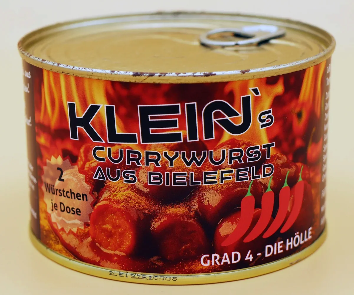 Dose der Klein’s Currywurst Grad 4 – Die Hölle: extra scharfe Currywurst aus Bielefeld mit feuriger Sauce und intensiver Würze für alle, die es richtig heiß mögen.