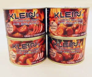Vier Dosen Klein’s Currywurst aus Bielefeld im scharfen Probierpaket – mit den Schärfegraden 1 bis 4 von „scharf“ bis „Die Hölle“. Handgemachte Currywurst mit feuriger Sauce für echte Schärfeliebhaber.