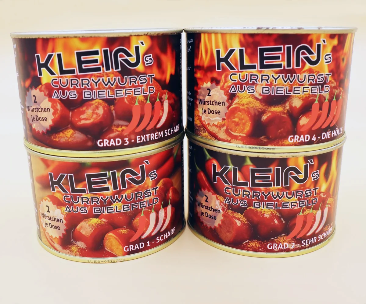 Vier Dosen Klein’s Currywurst aus Bielefeld im scharfen Probierpaket – mit den Schärfegraden 1 bis 4 von „scharf“ bis „Die Hölle“. Handgemachte Currywurst mit feuriger Sauce für echte Schärfeliebhaber.