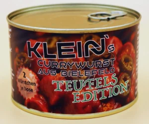 Dose der Klein’s Currywurst Teufels Edition – besonders scharfe Currywurst aus Bielefeld mit feuriger Sauce und Jalapeños, handgemacht in der Manufaktur für Liebhaber intensiver Schärfe.