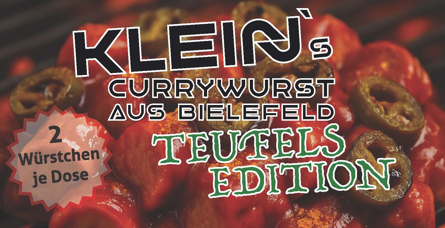 Etikett der Klein’s Currywurst aus Bielefeld Teufels Edition. Im Hintergrund sind würzige Currywurststücke mit feuriger roter Sauce und Jalapeño-Scheiben zu sehen – Symbol für die scharfe Geschmacksrichtung. Text: „2 Würstchen je Dose“.