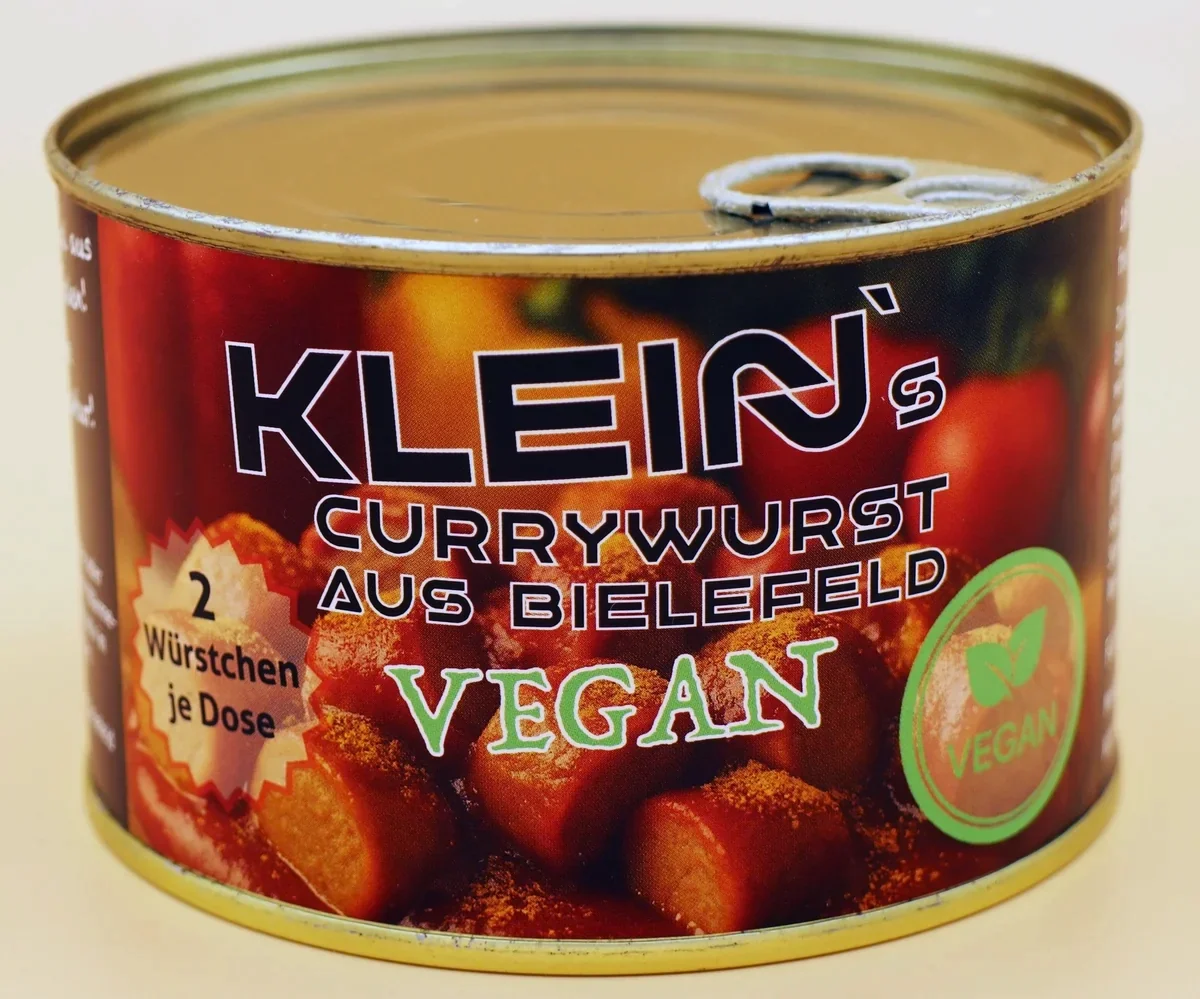 Dose der Klein’s Currywurst Vegan – handgemachte vegane Currywurst aus Bielefeld mit würziger Sauce, hergestellt in der Manufaktur, perfekt für pflanzliche Genießer.
