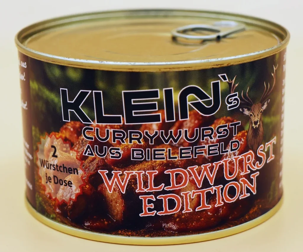Dose der Klein’s Currywurst Wildwurst Edition – herzhafte Currywurst aus Wildfleisch in würziger Sauce, handgemacht in Bielefeld, mit rustikalem Etikett und Hirschmotiv. Klein´s Wildcurrywurst
