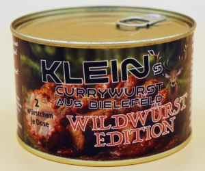 Dose der Klein’s Currywurst Wildwurst Edition – herzhafte Currywurst aus Wildfleisch in würziger Sauce, handgemacht in Bielefeld, mit rustikalem Etikett und Hirschmotiv.