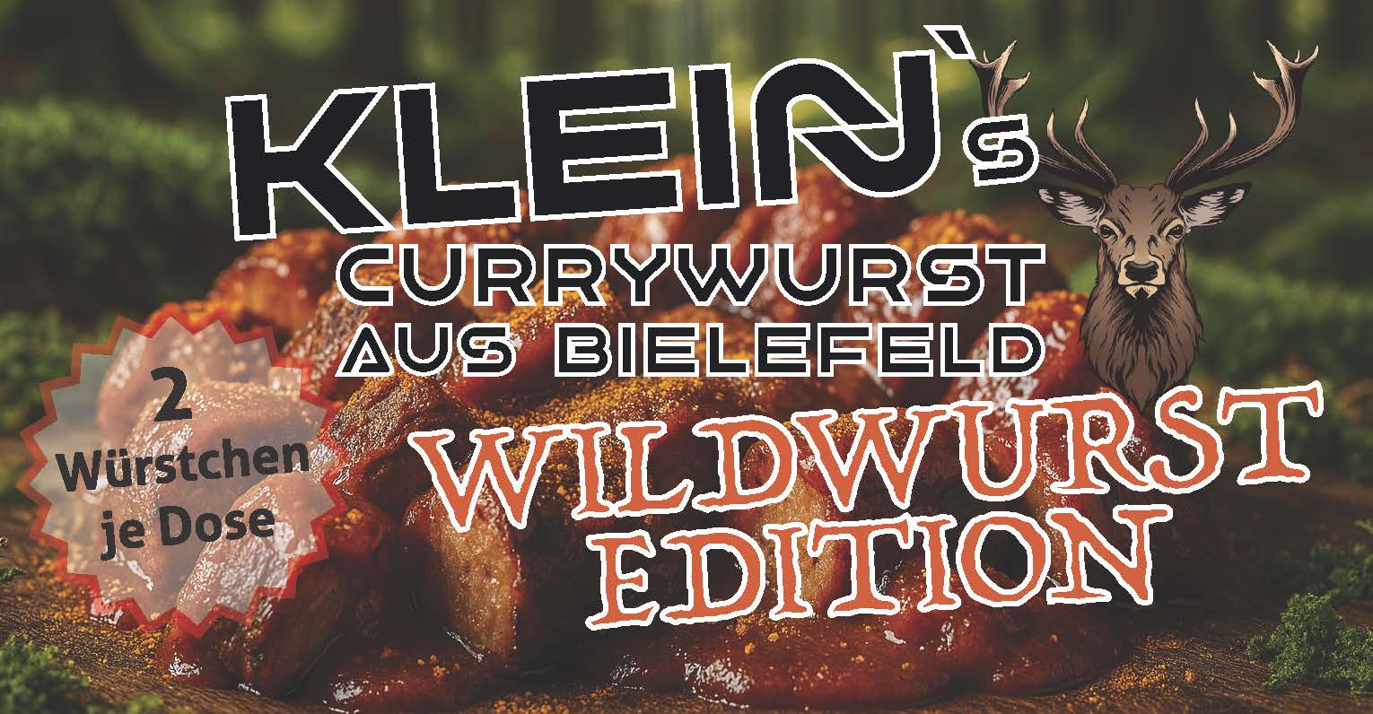 Etikett der Klein’s Currywurst aus Bielefeld – Wildwurst Edition. Im Hintergrund eine kräftig gewürzte Currywurst mit dunkler Sauce auf einem rustikalen Holzteller, umgeben von Moos und Waldatmosphäre. Links steht „2 Würstchen je Dose“, rechts ist ein gezeichneter Hirschkopf mit Geweih zu sehen. Rustikales Design mit waldiger, naturverbundener Stimmung.